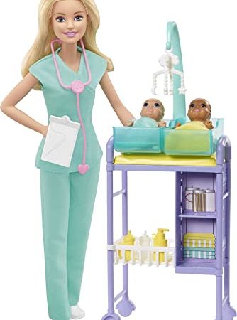 Barbie GKH23 - Kinderärztin-Spielset mit blonder Puppe, 2 Baby-Puppen, Untersuchungstisch mit Zubehör, für Behandlung von kleinen Patienten, Stethoskop, Patientenakte & Mobile, für Kinder ab 3 Jahren
