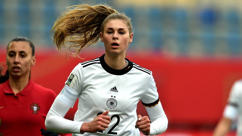 Flügelstürmerin Jule Brand ist das lächelnde Küken in der DFB-Gruppe